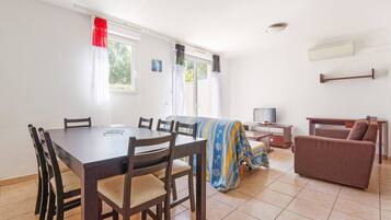 Standard Room, Multiple Beds, Non Smoking | Desk, soundproofing, iron/ironing board, free cots/infant beds