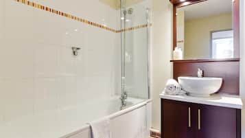 Standard Room, Multiple Beds, Non Smoking | Bathroom | Eco-friendly toiletries, towels