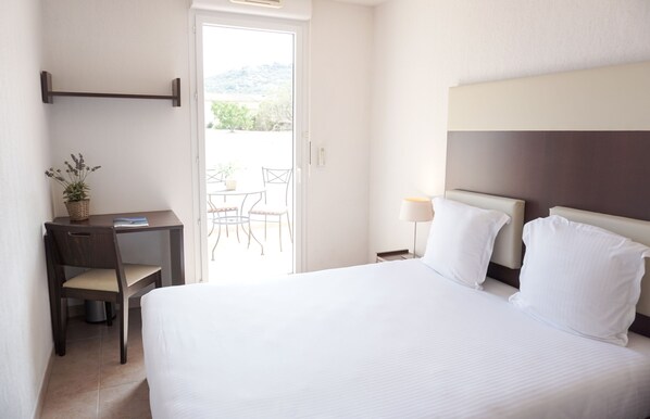 Schreibtisch, schallisolierte Zimmer, Bügeleisen/Bügelbrett