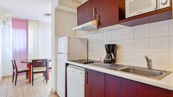 Réfrigérateur, micro-ondes, plaque de cuisson, bouilloire électrique