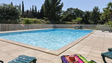 Een seizoensgebonden buitenzwembad