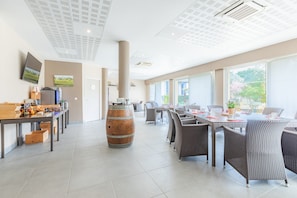 Petit déjeuner buffet (9.9 EUR par personne)