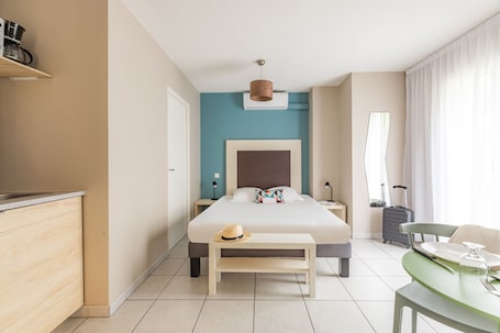 Estúdio | 2 quartos, escrivaninha, ferros/tÔbuas de passar roupa