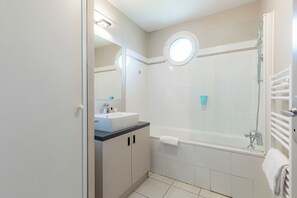Departamento básico, 2 habitaciones | Baño | Amenidades de baño gratuitas, secadora de cabello, toallas 