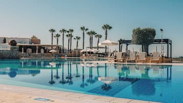 Piscine couverte, parasols de plage, chaises longues