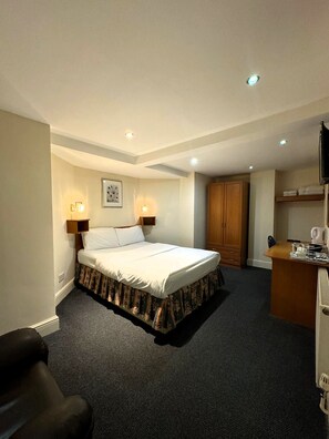 Dobbeltrom, eget bad | Safe på rommet, skrivebord, strykejern/-brett og wi-fi (inkludert)