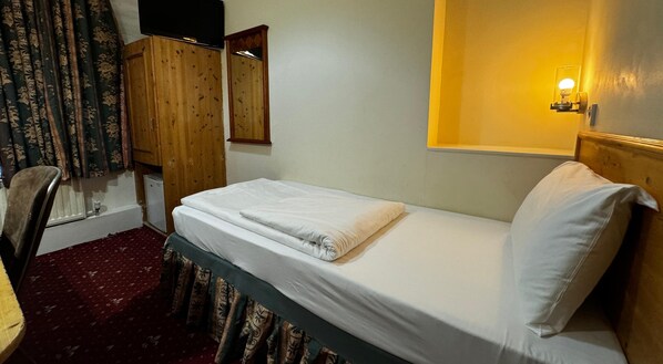 Enkeltrom, delt bad | Safe på rommet, skrivebord, strykejern/-brett og wi-fi (inkludert)