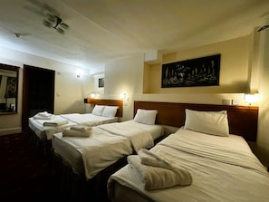 Quadruple Room, Ensuite | In-room safe, desk, iron/ironing board, free WiFi - Bridge Park Hotel (London)