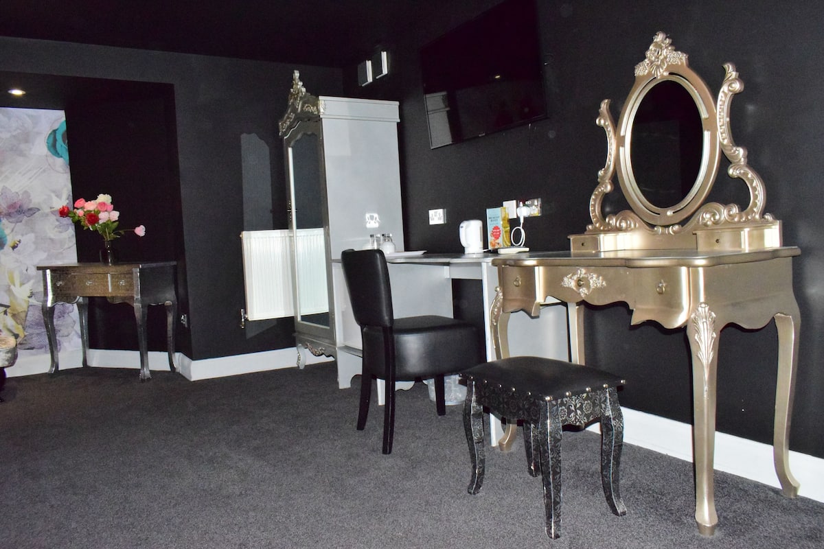 Doppia Superior, 1 letto king | Area soggiorno | TV