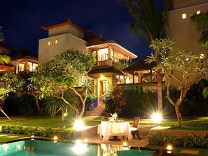 Fachada da propriedade à noite