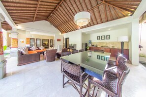 Villa, 4 habitaciones, alberca privada | Cocina privada | Refrigerador, microondas, parrilla de estufa y cafetera y tetera 
