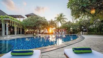 Kolam renang outdoor, dengan payung kolam renang dan kursi berjemur