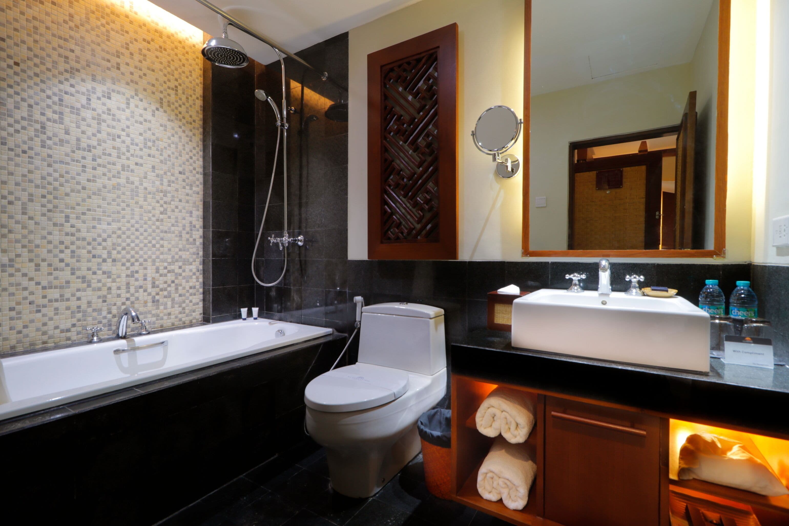 Un baño moderno con una bañera grande, un inodoro y un lavamanos.