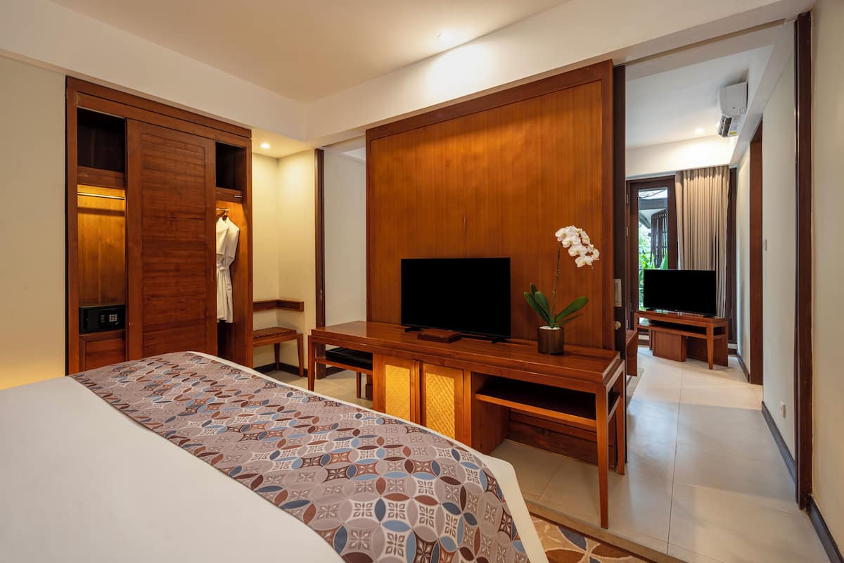 Suite, 1 Bedroom, Garden View | Premium bedding, minibar, in-room safe, desk