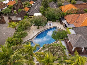 Outdoor pool, open 8:00 AM to 8:00 PM, pool umbrellas, sun loungers - Kuta Seaview Beach Resort    (Kuta)