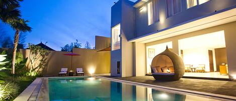 Außenpool, Sonnenschirme, Liegestühle