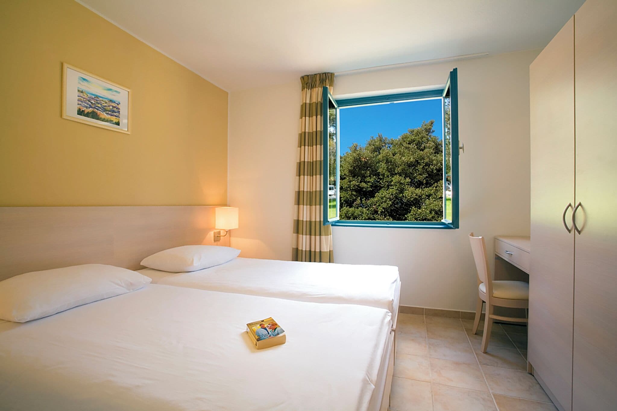 apartment for 2+2 with ac | desk, cots/infant beds, bed sheets