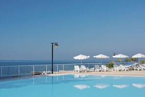 Outdoor pool, pool umbrellas, pool loungers - Solaris Residence - Naturist (Tar-Vabriga)