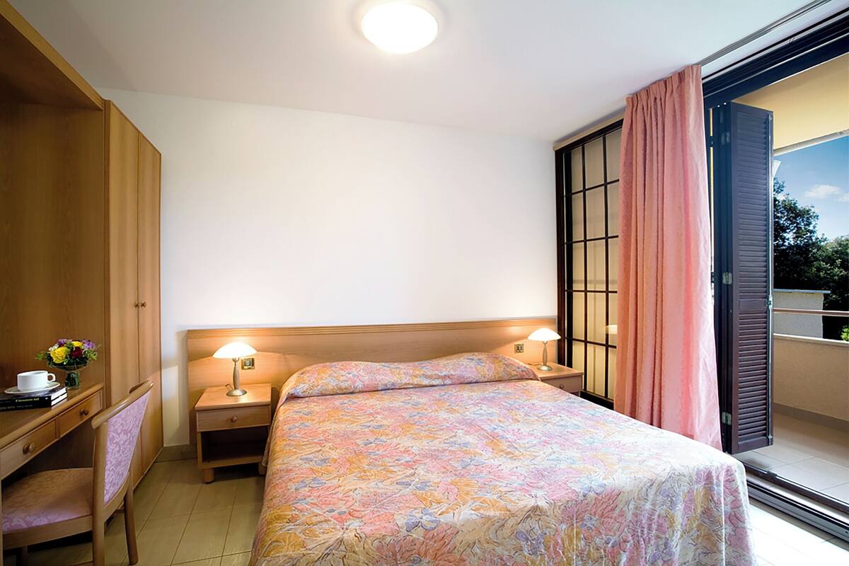 Apartment for 2+1 | 책상, 유아용 침대, 침대 시트