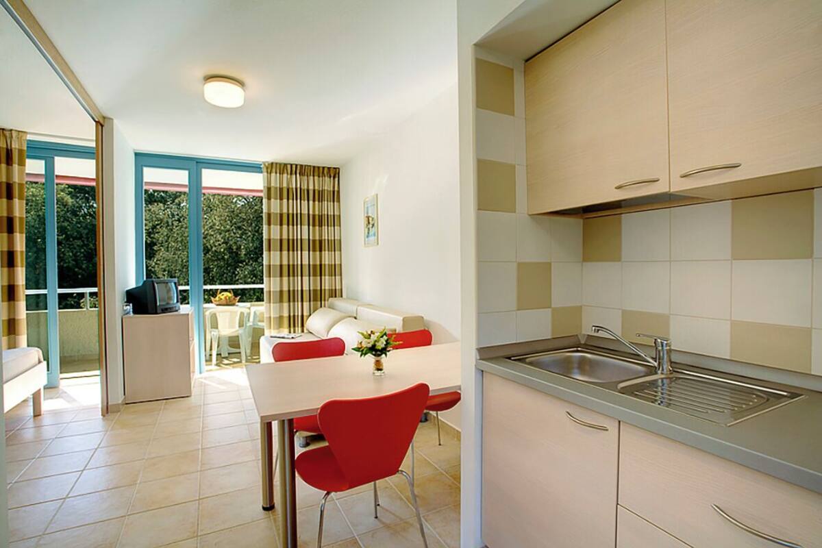 Apartment for 2+1 with AC | 책상, 유아용 침대, 침대 시트