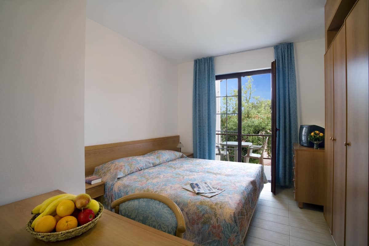 room for 2 | desk, cots/infant beds, bed sheets