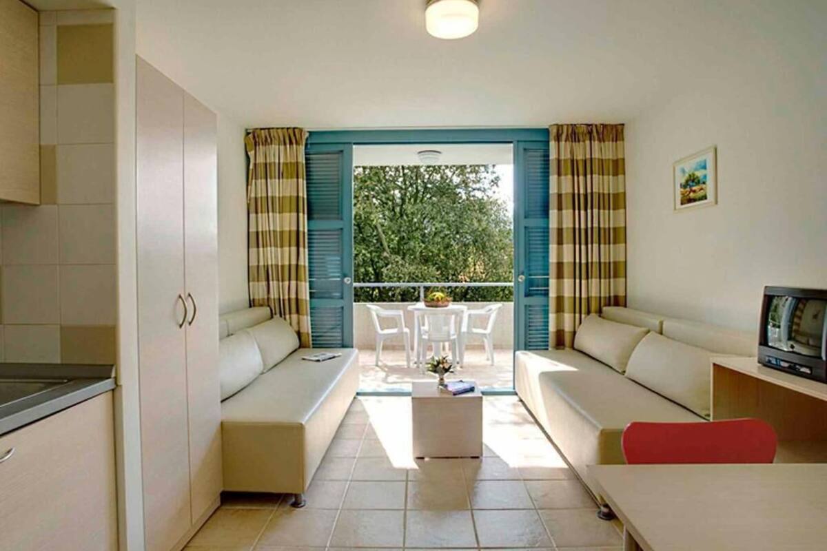 Apartment for 2+2 with AC | 책상, 유아용 침대, 침대 시트