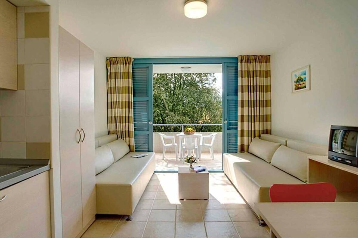apartment for 2+2 with ac | desk, cots/infant beds, bed sheets