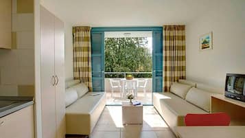 Apartment for 2+2 with AC | Bureau, lits bébé (en supplément), draps fournis