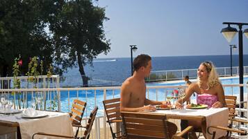 Bar en bord de piscine