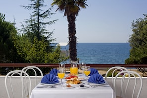 4 restaurants, lunch served