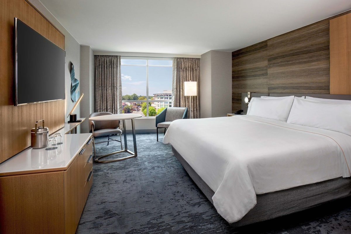 Premium Room, 1 King Bed, Non Smoking, City View | Premium bedding, pillowtop beds, in-room safe, desk