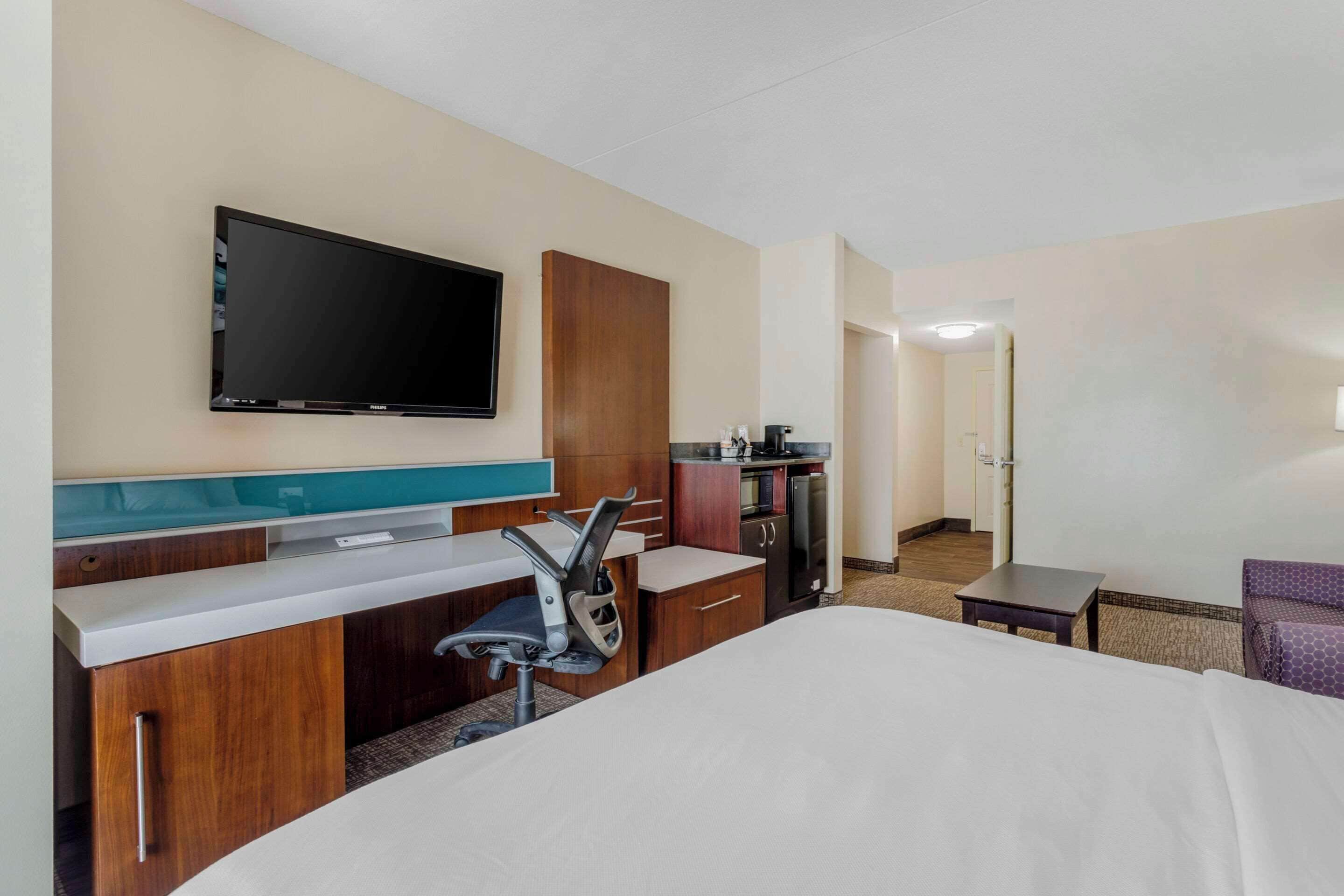 suite, accessible, non smoking | down duvets, desk, laptop workspace, blackout curtains