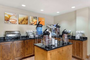Free daily buffet breakfast  - Comfort Suites Knoxville East (Knoxville)