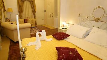 Suite | Hypo-allergenic bedding, minibar, in-room safe, desk