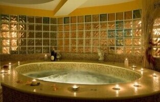 Indoor spa tub