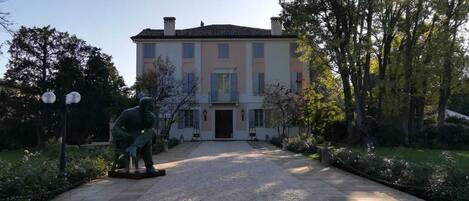 Façana frontal de l'allotjament