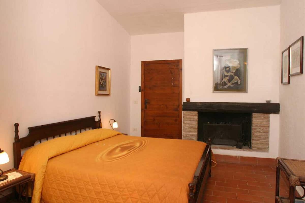 Economy Double Room, Annex Building | Minibar, individually decorated, bed sheets