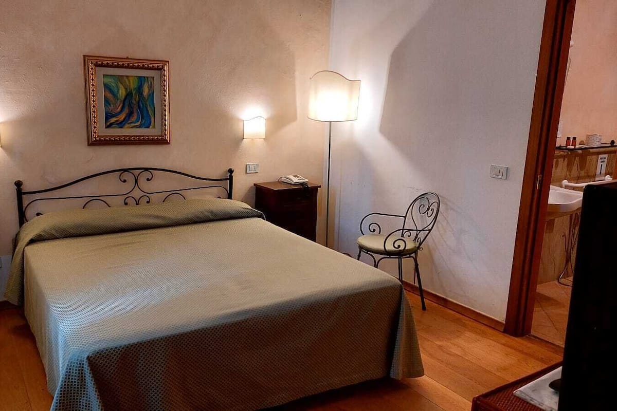 Standard Room, 1 Bedroom, Non Smoking, Garden View | Minibar, individually decorated, bed sheets