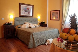 Suite junior, Terraza | Minibar, decoración personalizada y ropa de cama 