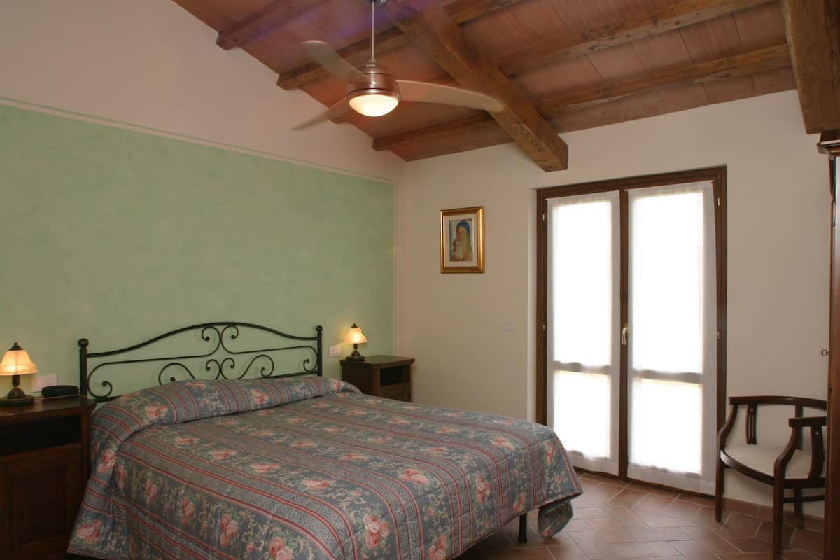 Family Suite, Annex Building | Minibar, individually decorated, bed sheets