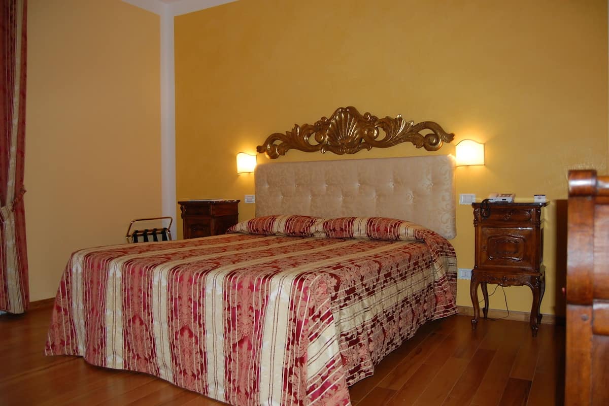 Minibar, individually decorated, bed sheets