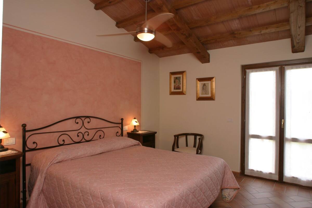 Suite de base, dans lâĂ©difice annexe | Minibar, dĂ©cor unique, literie fournie