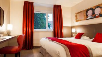 ميني بار وخزنة داخل الغرفة ومكتب وتجهيزات عازلة للصوت