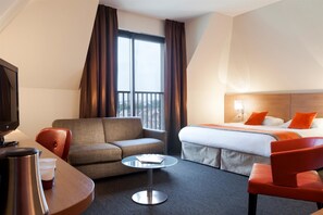 Minibar, in-room safe, desk, soundproofing - Hôtel Kyriad Strasbourg (Lingolsheim)