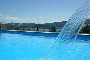 Piscina com cascata