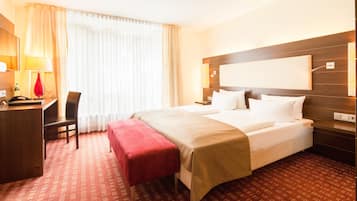 Een kluis op de kamer, een bureau, verduisterende gordijnen