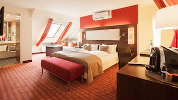 Zimmersafe, Schreibtisch, Verdunkelungsvorhänge, schallisolierte Zimmer