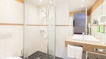 Douche, sèche-cheveux, serviettes fournies