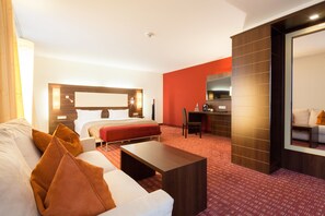 客房内保险箱、办公桌、遮光窗帘、隔音