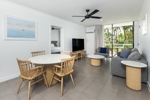 Caixa forta a l'habitació, escriptori i planxa i posts de planxar 